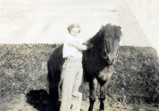 Júlía Guðmundsdóttir og Litli Jarpur árið 1936. Ljósmynd: Finnur Einarsson.